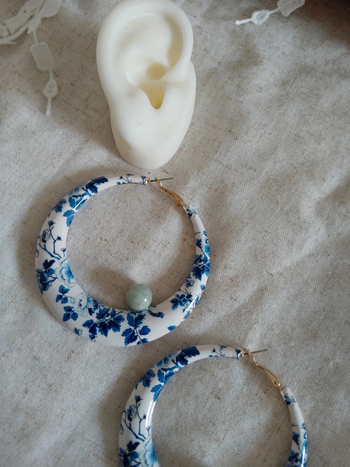 Creolen oorringen met blauwe bloemen – photo 2
